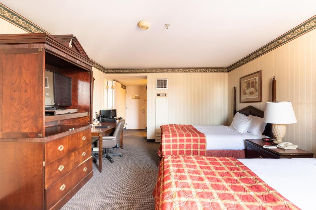 Mclure Hotel Уилинг Экстерьер фото