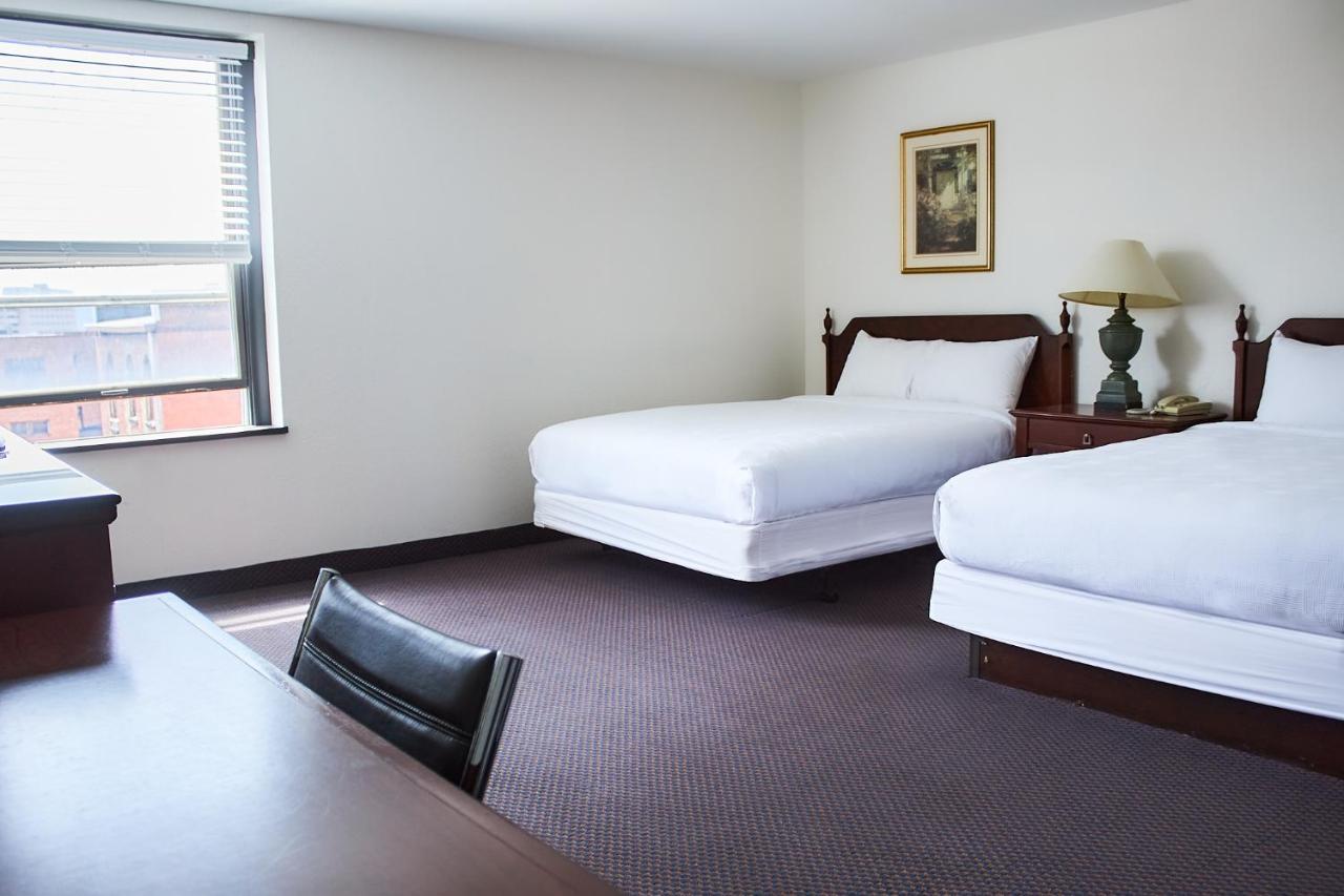 Mclure Hotel Уилинг Экстерьер фото