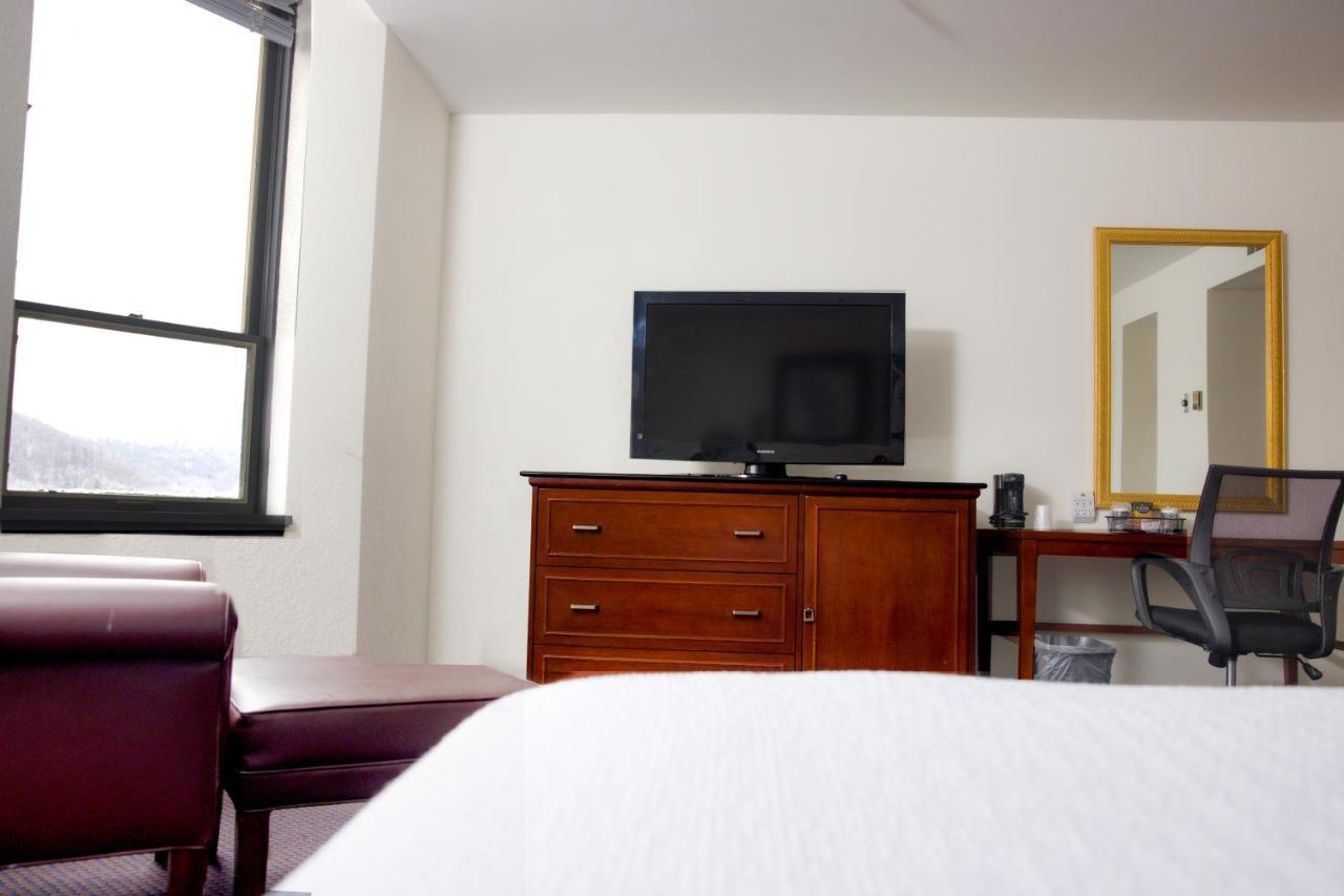 Mclure Hotel Уилинг Экстерьер фото