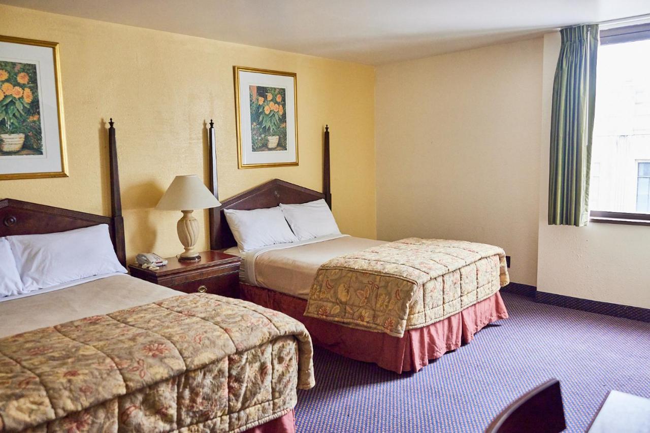 Mclure Hotel Уилинг Экстерьер фото