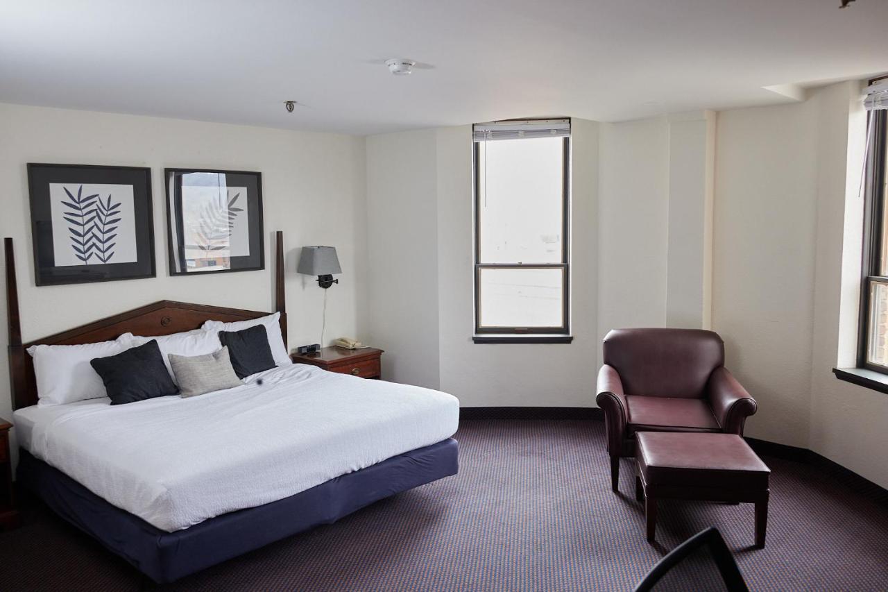Mclure Hotel Уилинг Экстерьер фото