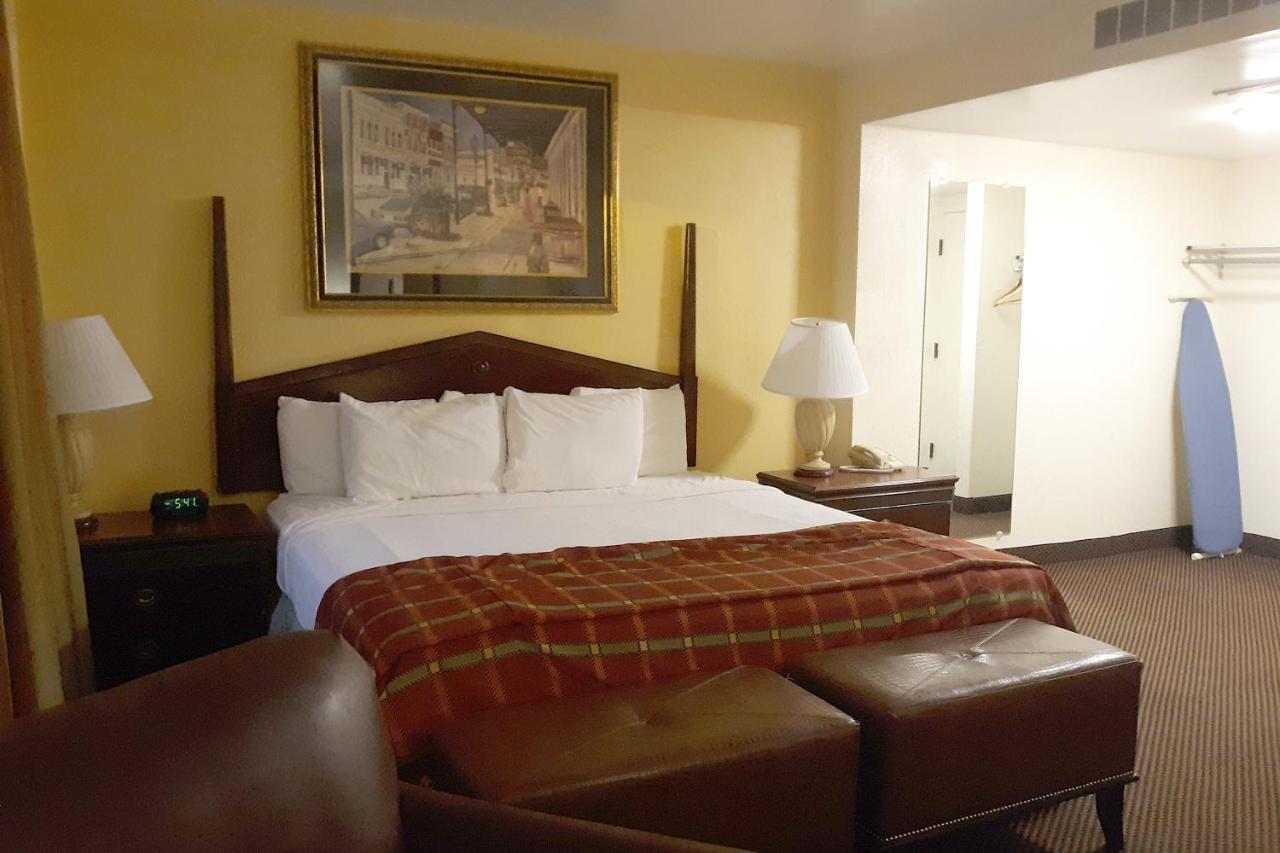 Mclure Hotel Уилинг Экстерьер фото