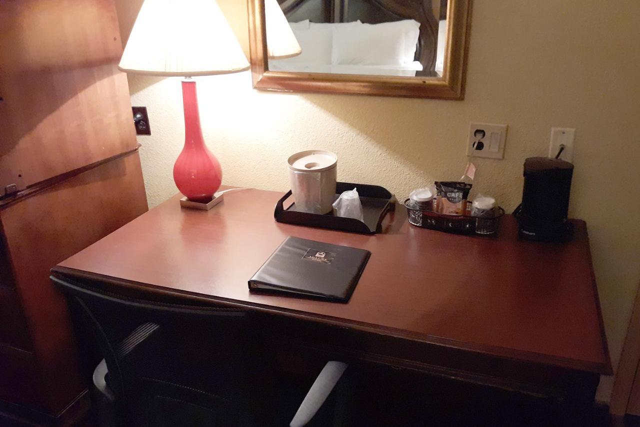 Mclure Hotel Уилинг Экстерьер фото