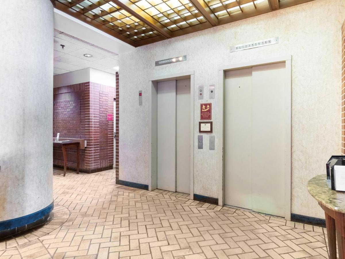 Mclure Hotel Уилинг Экстерьер фото