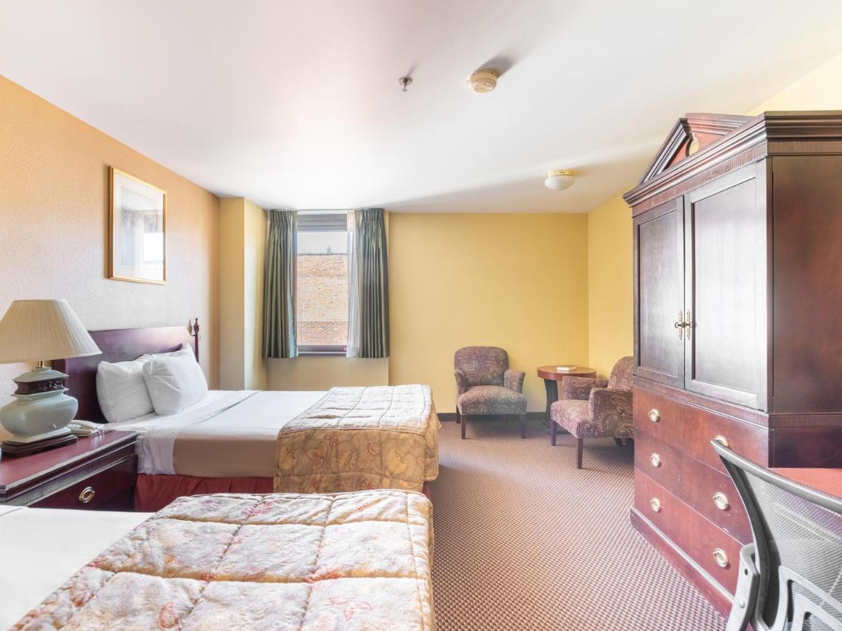 Mclure Hotel Уилинг Экстерьер фото