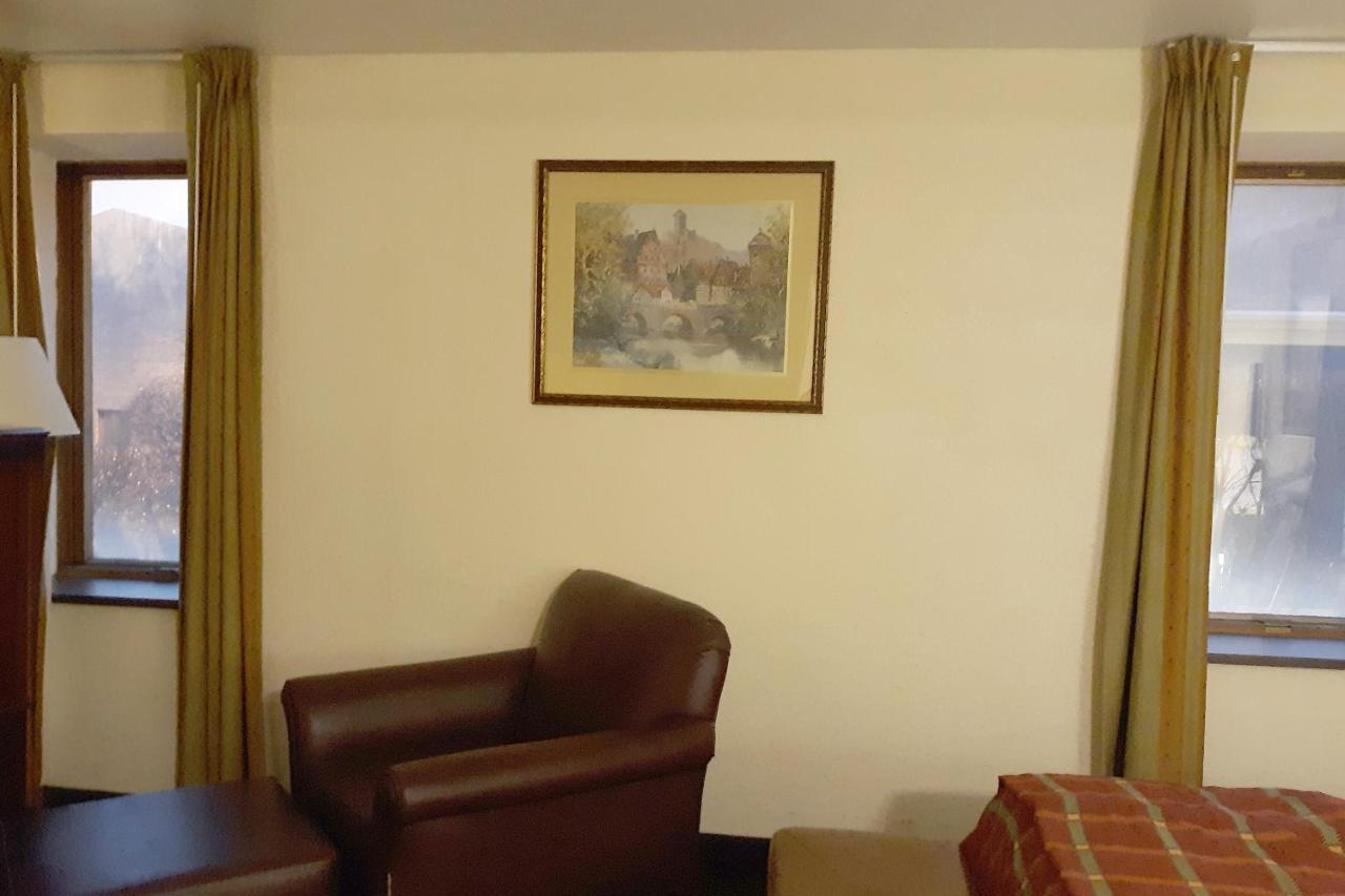 Mclure Hotel Уилинг Экстерьер фото