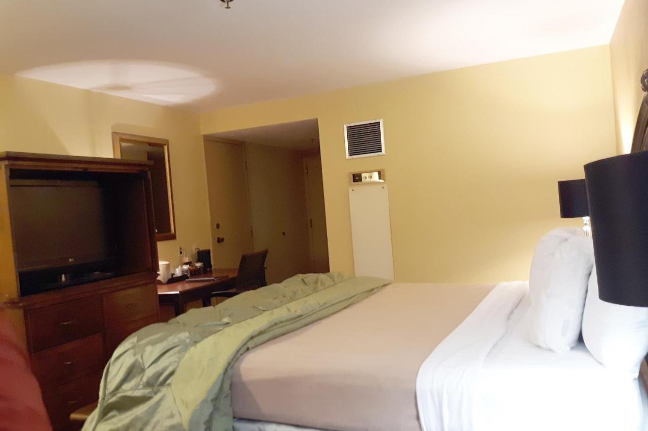 Mclure Hotel Уилинг Экстерьер фото