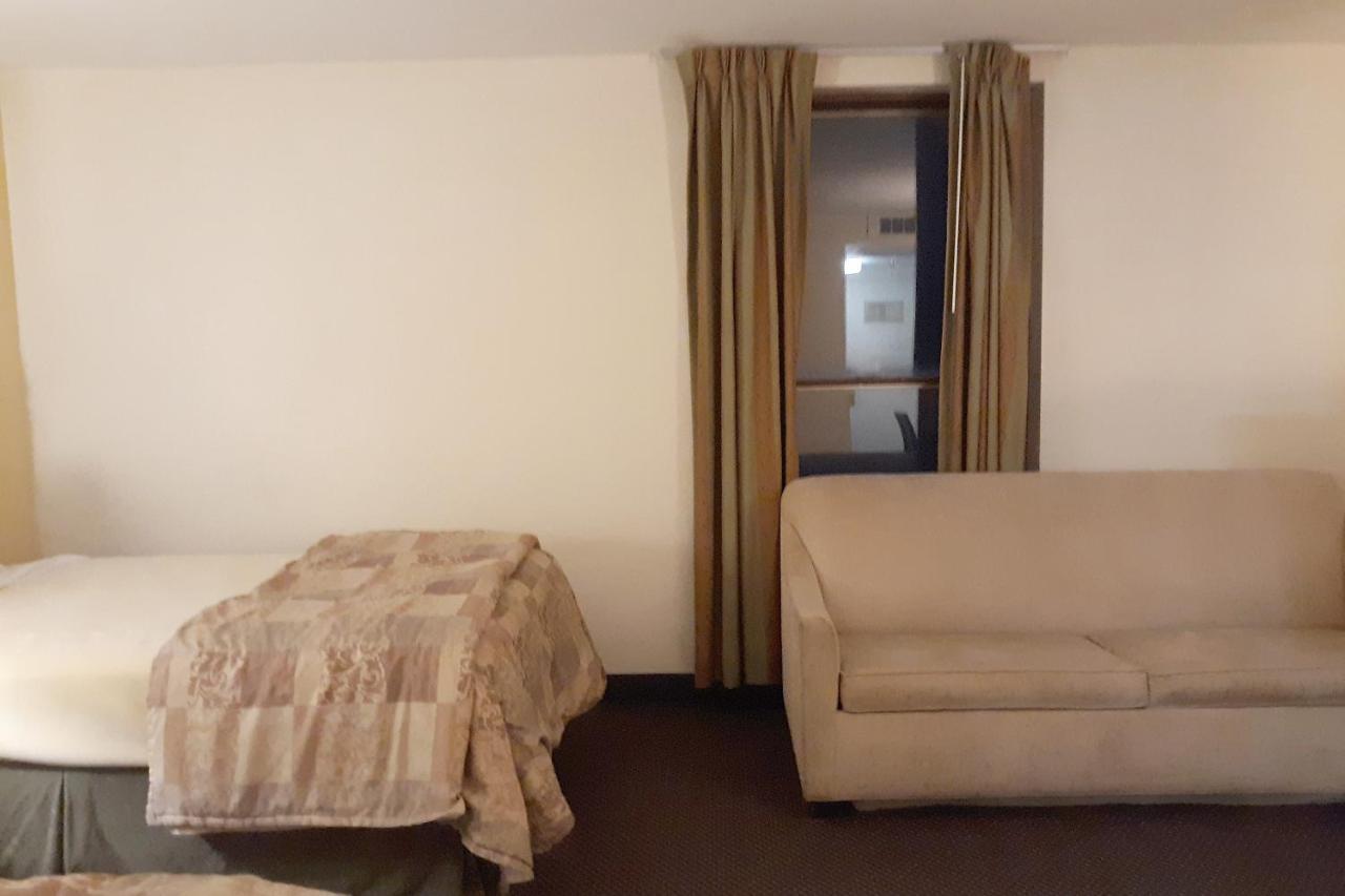 Mclure Hotel Уилинг Экстерьер фото