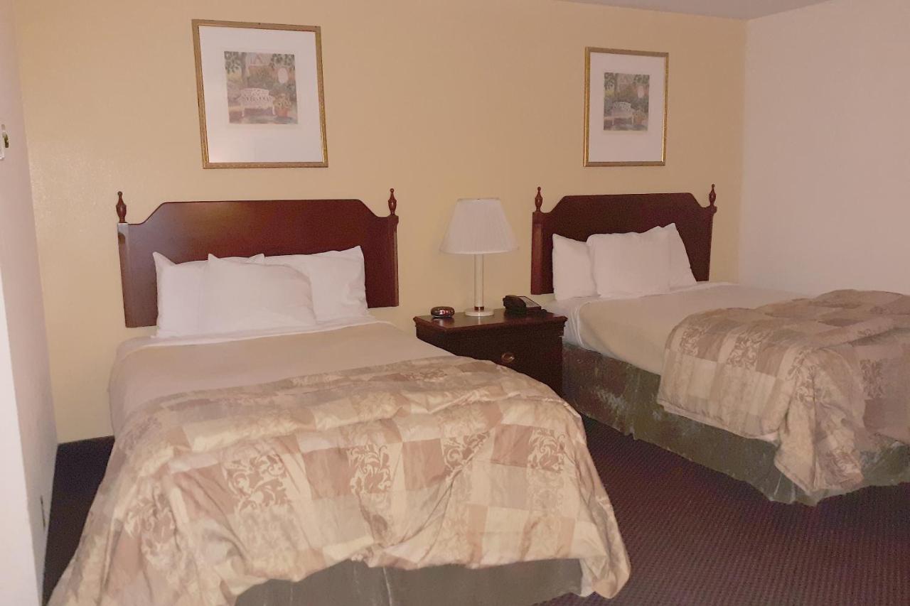 Mclure Hotel Уилинг Экстерьер фото