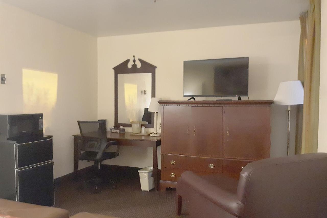 Mclure Hotel Уилинг Экстерьер фото